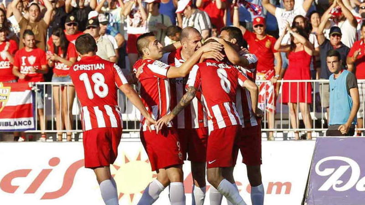Los jugadores del Almería celebran el ascenso.