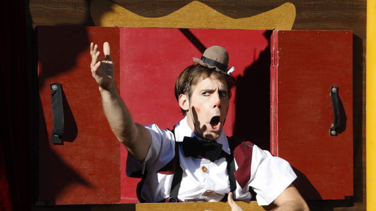 Expresiva imagen de uno de los miembros de una compañía en una edición pasada del Festival de Teatro de Santa María.