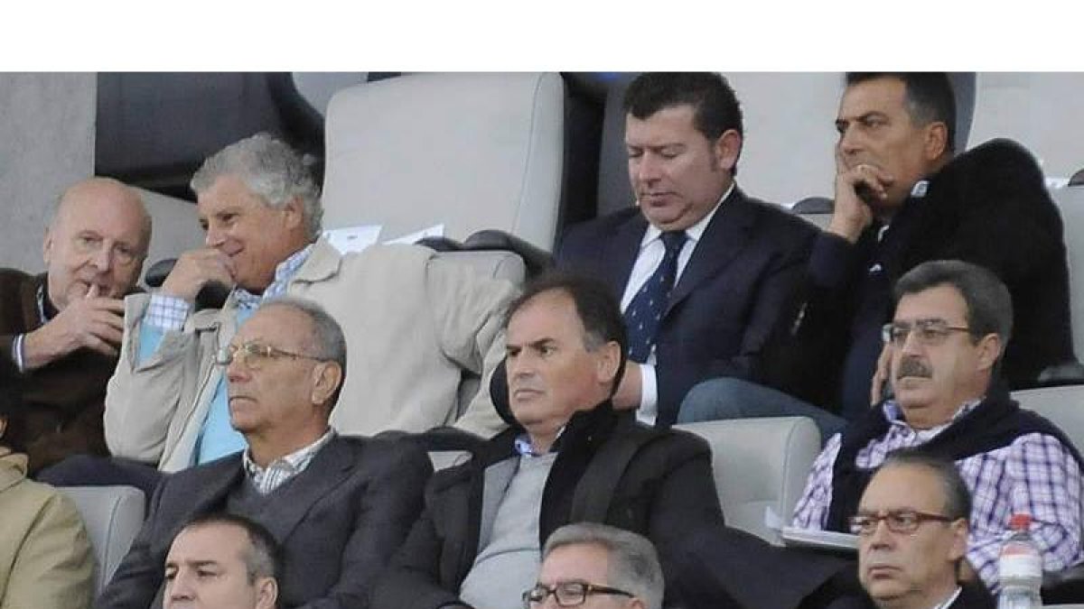 Javier Baena, tercero por la izquierda en la fila de arriba, en el palco de Las Palmas junto al ex presidente Luis Sicilia, el pasado domingo.