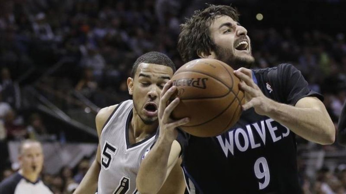 Ricky intenta penetrar a canasta ante los Spurs.