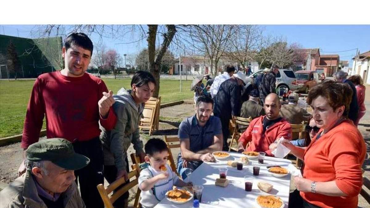 Una de las familias participantes en la fabada popular, previa al concierto de Semana Santa.