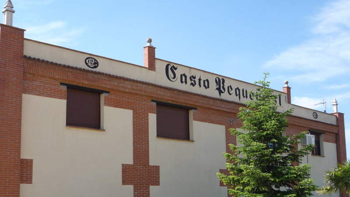 Fachada de la nave principal de la bodega que Casto Pequeño tiene en la parte más alta de Valderas.