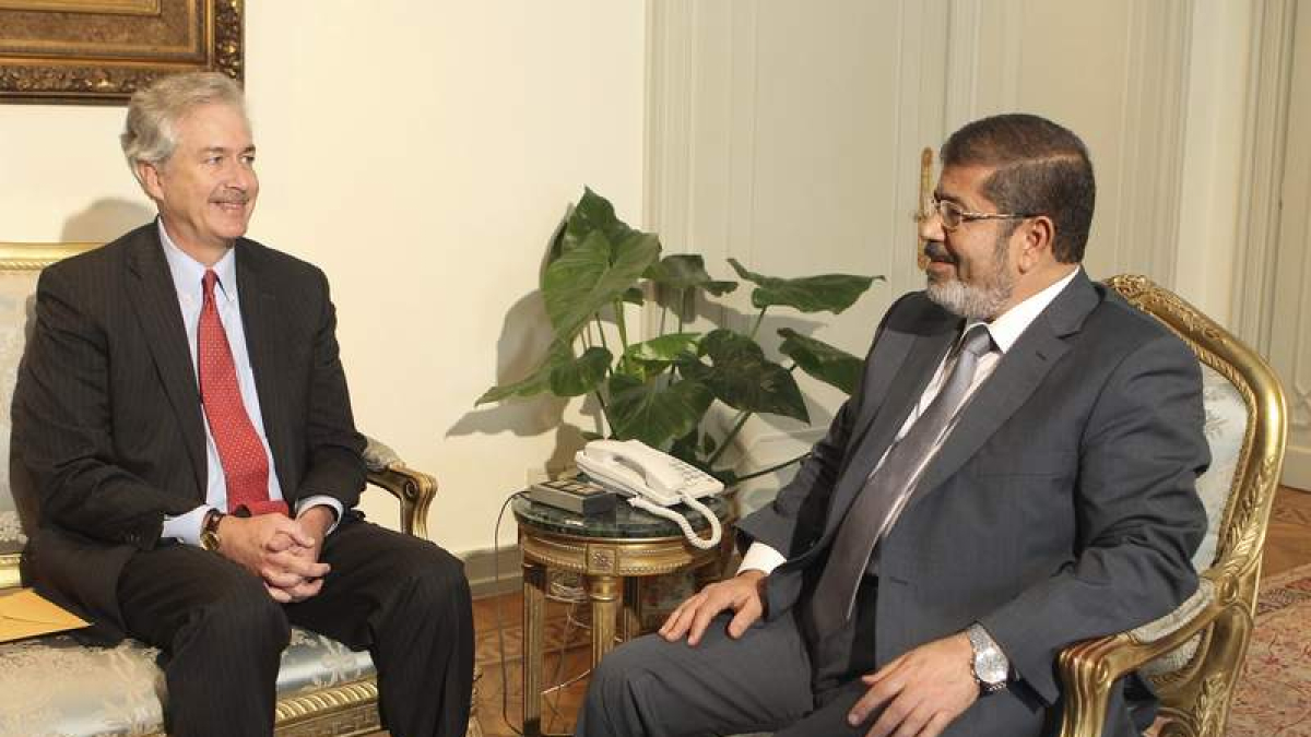 El vicesecretario de Estado de los EE.UU., William Burns, charla con Mursi, ayer en El Cairo.