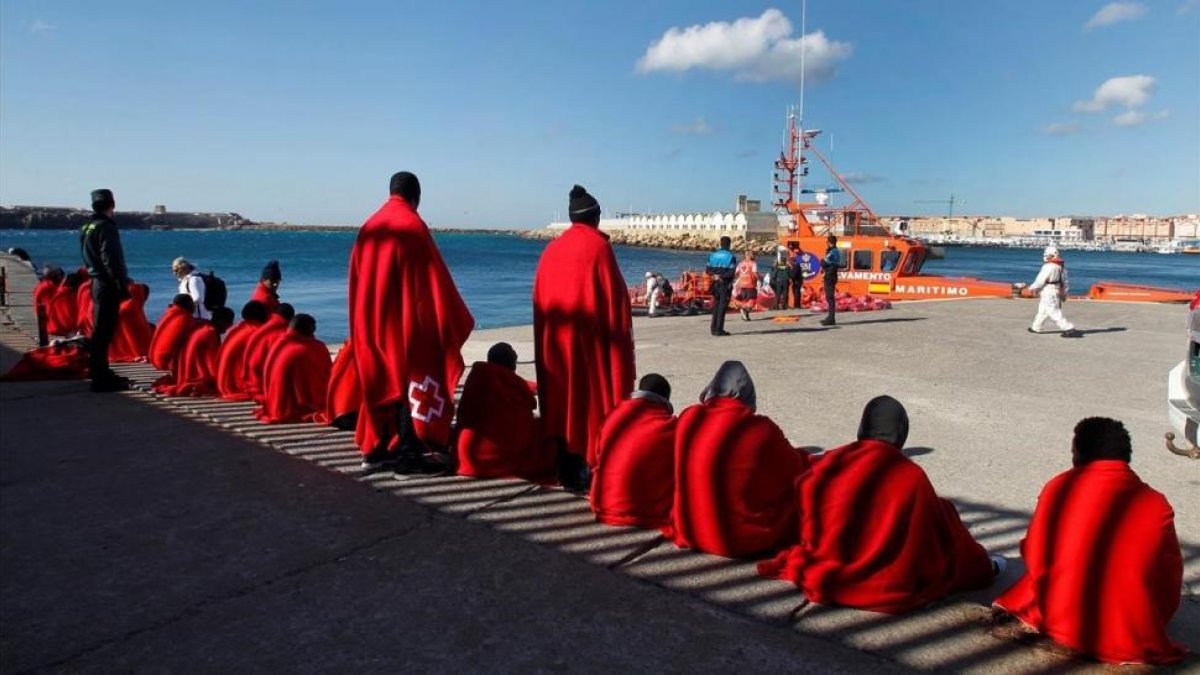 Inmigrantes rescatados en el estrecho de Gibraltar, en el puerto de Tarifa, el pasado fin de semana.