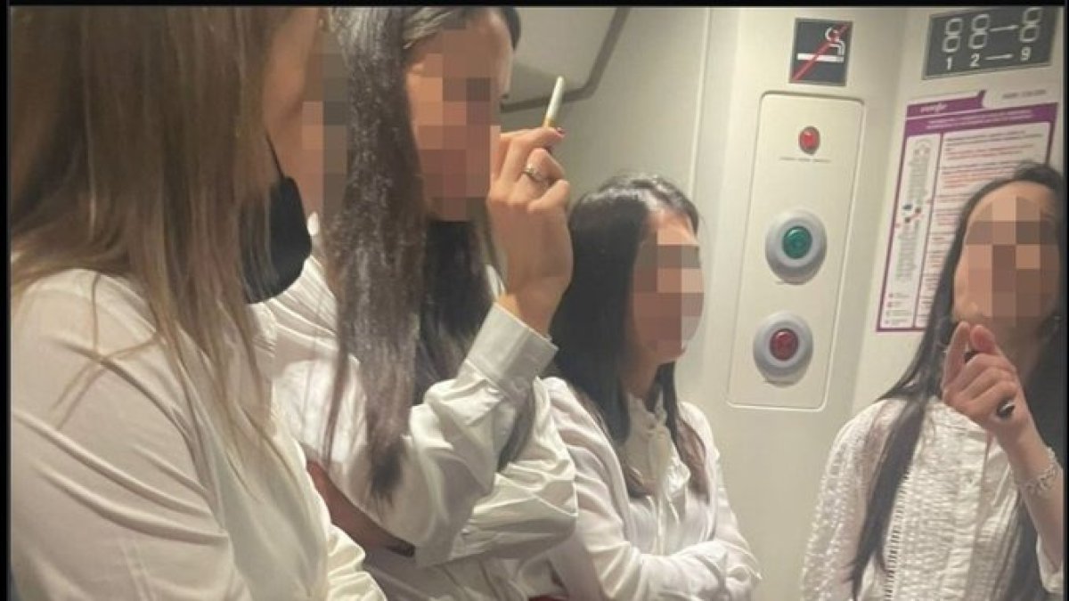 Imagen de algunas de las fumadoras durante el trayecto en tren. NOFUMADORES.ORG
