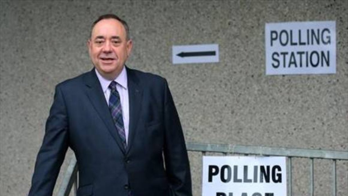 Salmond, tras votar en el referéndum de Escocia, en septiembre.