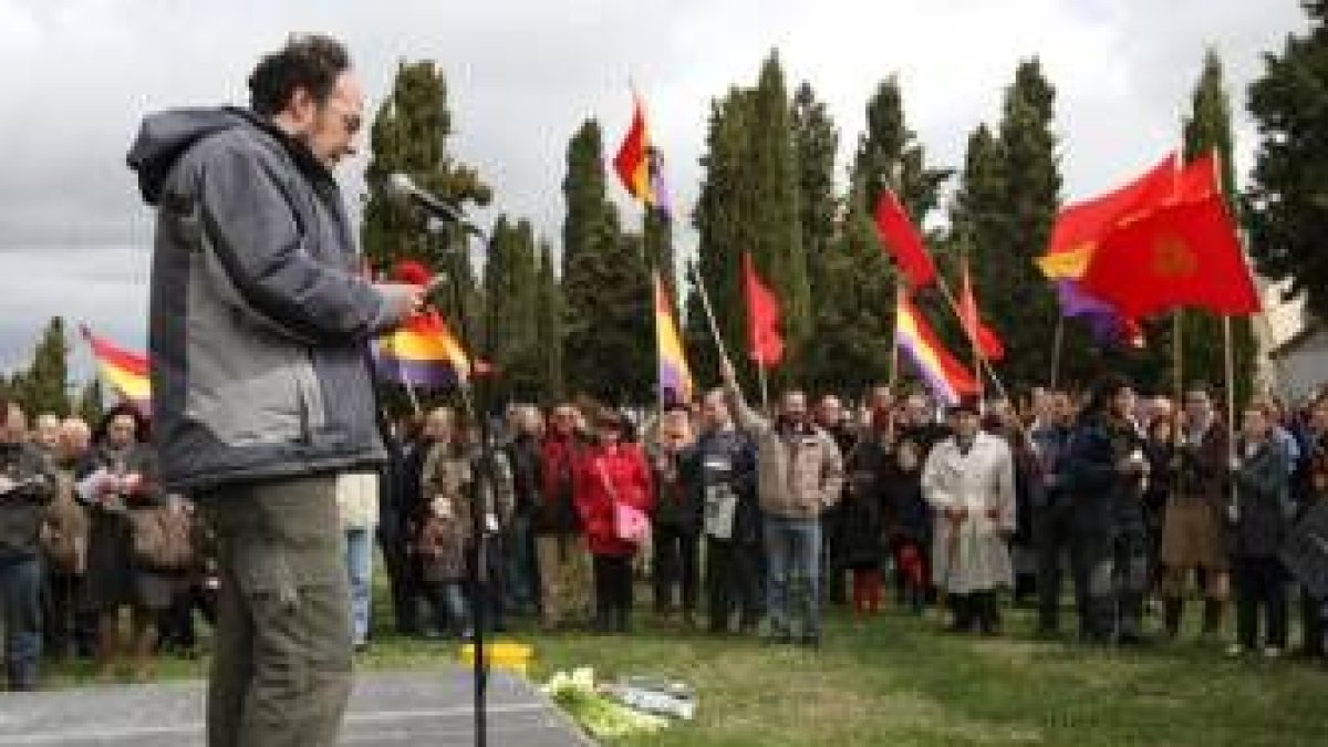 Un momento del acto celebrado ayer en el cementerio de León