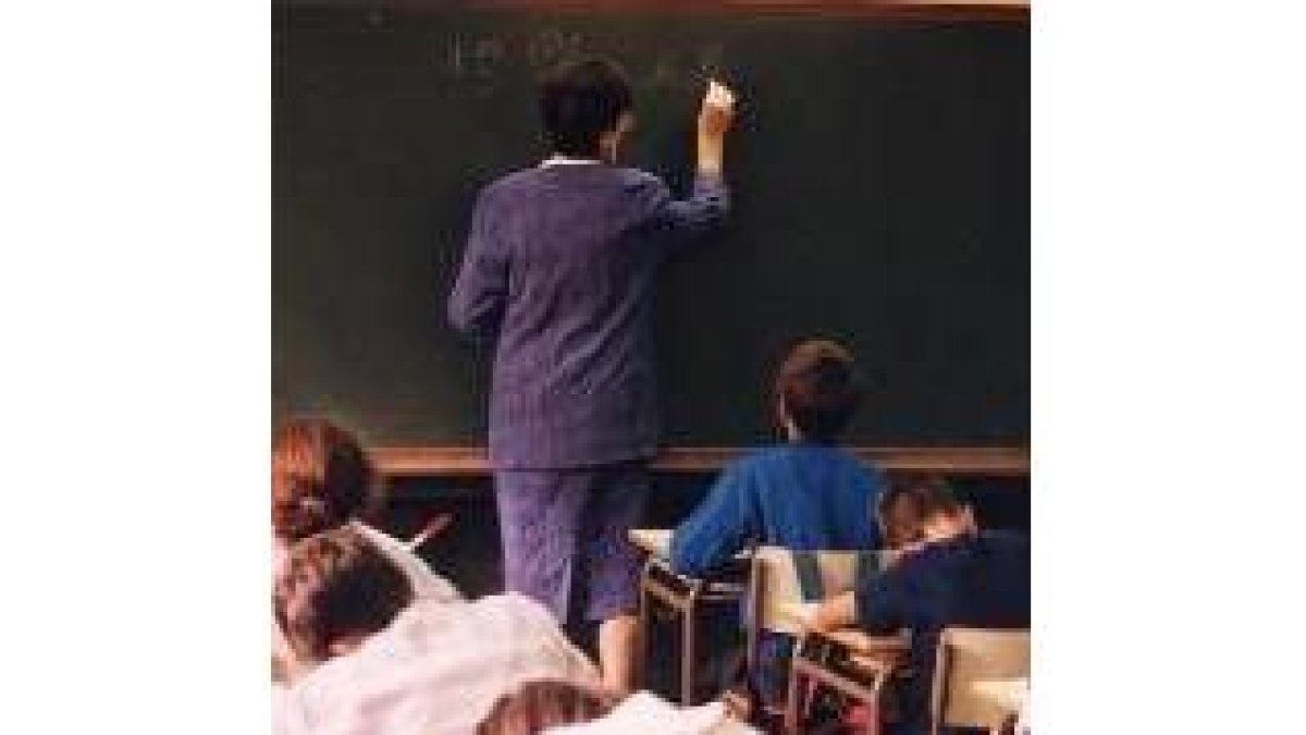 Una profesora impartiendo clase, en una imagen de archivo