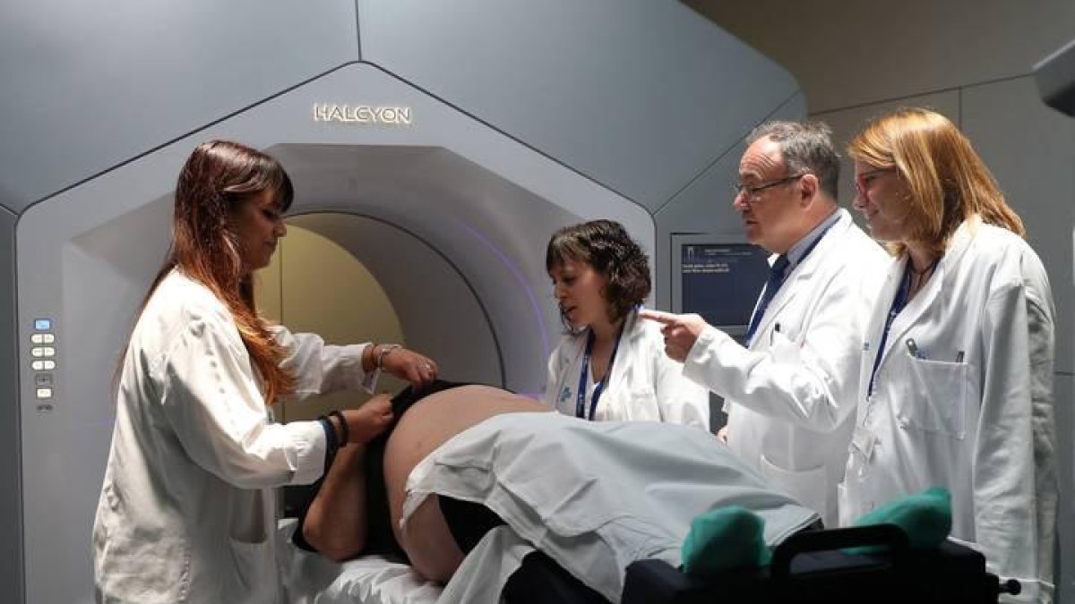 El Hospital de la Vall d'Hebron de Barcelona ha instalado el acelerador de radioterapia Halcyon en España, el más innovador, gracias a la Fundación Amancio Ortega