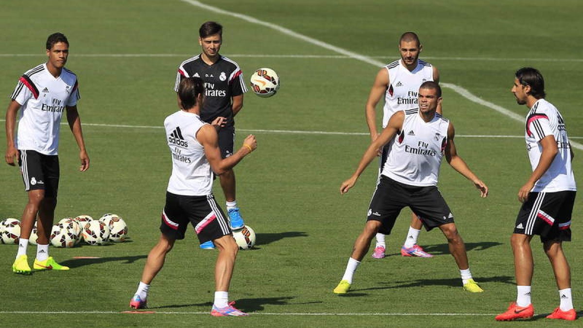 El Madrid, en un entrenamiento, buscará recuperar las buenas sensaciones frente al Basilea.