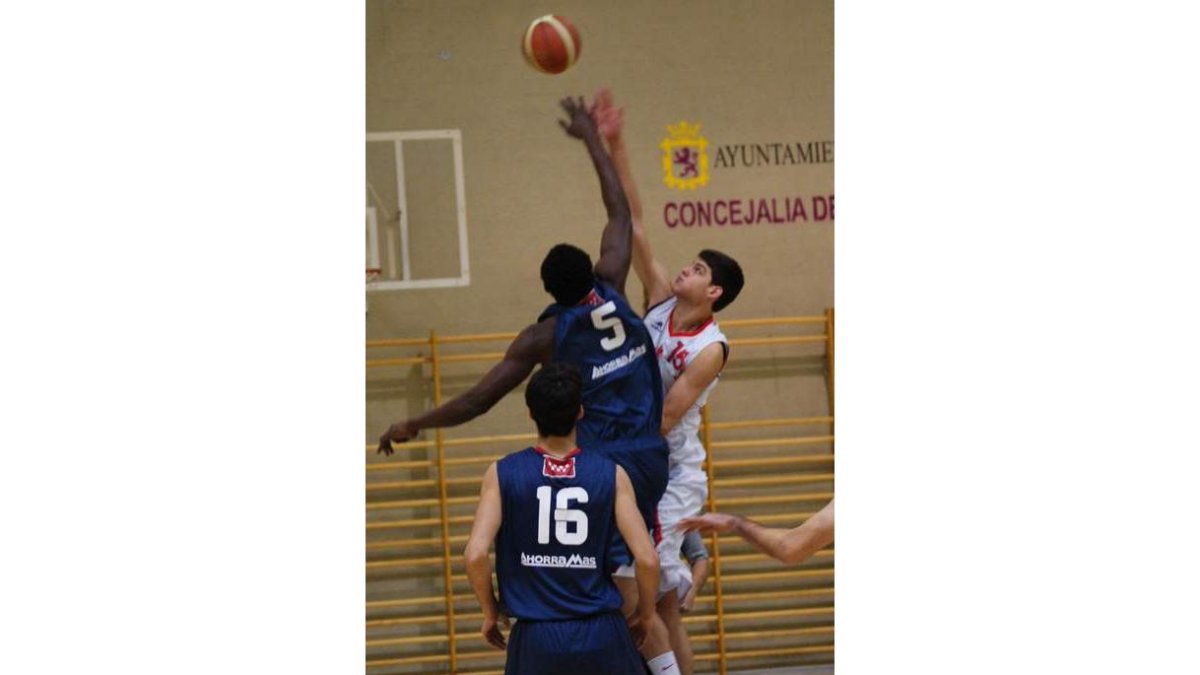 Sergio Martínez pugna con Nakidjim en el salto inicial del partido.