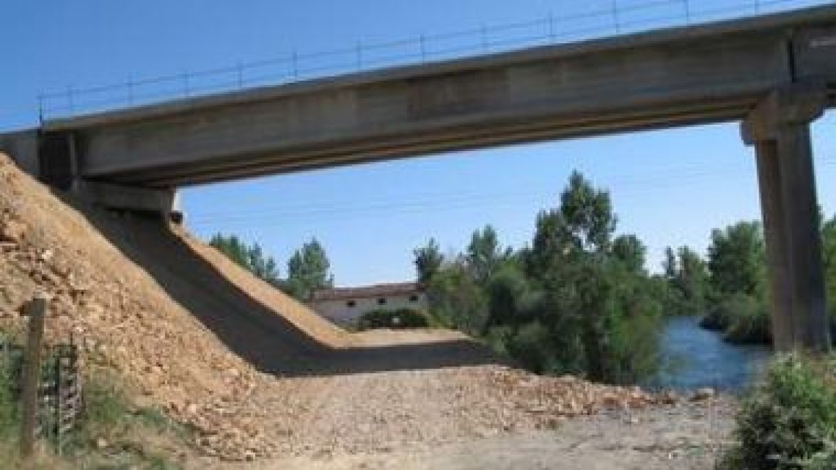 El tramo del camino del Molino afectado por la obras de la variante de Cistierna.
