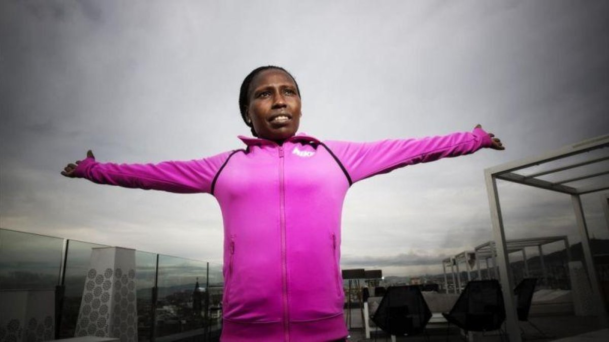 Florence Kiplagat, este viernes, en la terraza de un hotel de Barcelona, donde este domingo correrá el medio maratón.