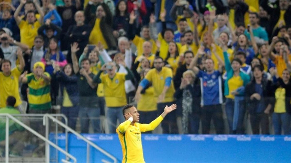 Neymar celebra con la 'torcida' su gol a Colombia en el partido de cuartos de final de los Juegos Olímpicos de Río-2016.