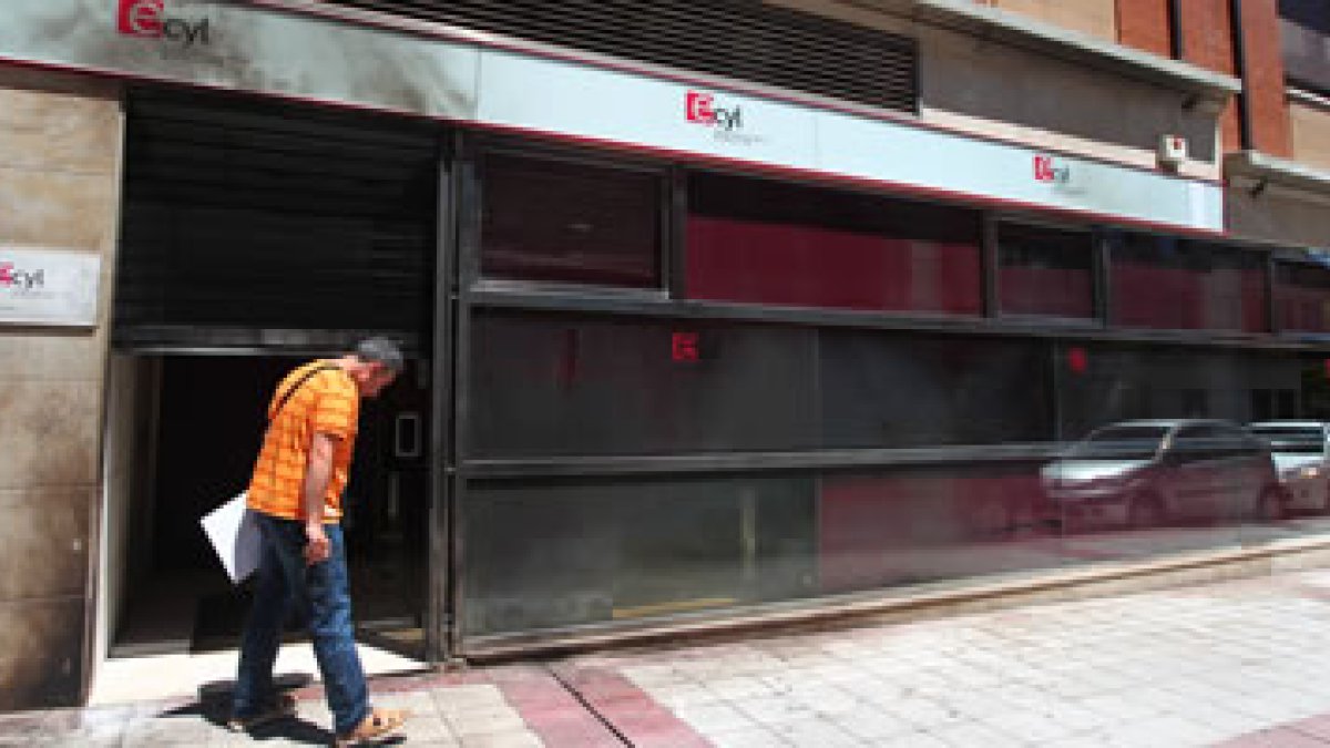 Rastros de fuego y cristaleras rotas en la oficina del Ecyl en el barrio de San Pedro