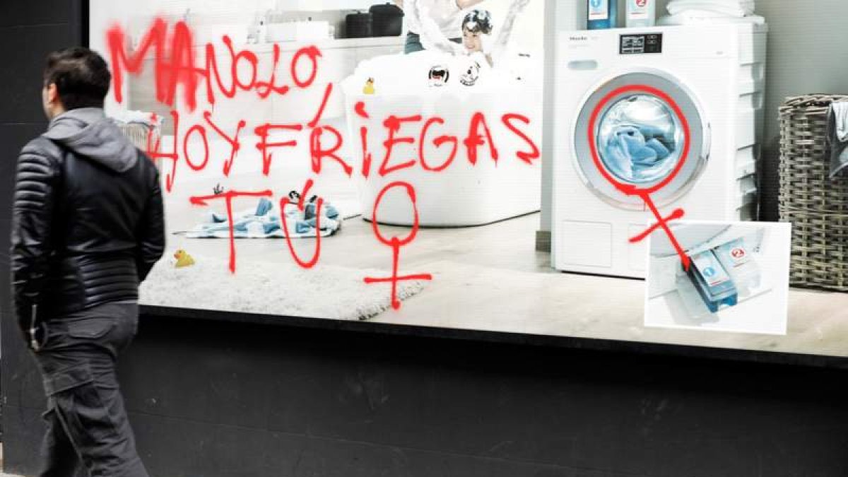 La crisis derivada del coronavirus ha elevado la brecha salarial entre hombres y mujeres. JUAN CARLOS CÁRDENAS