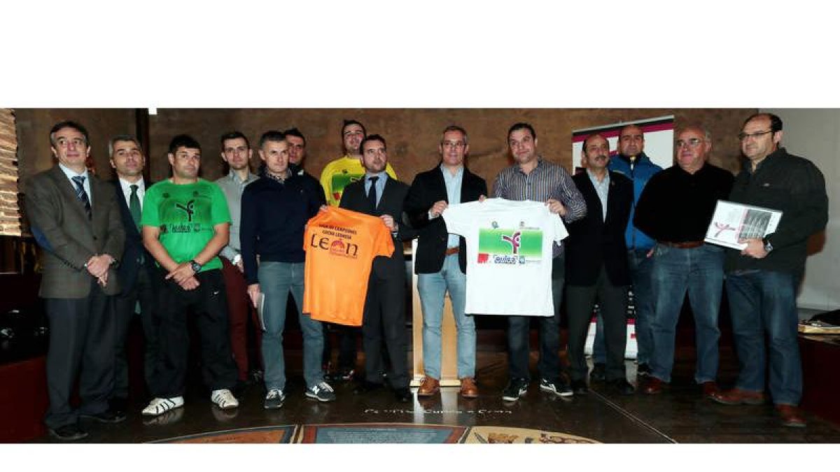 La presentación de la ‘Liga de Campeones León Cuna del Parlamentarismo’ se celebró en el Palacio del Conde Luna con la idea de potenciar el deporte de la lucha.