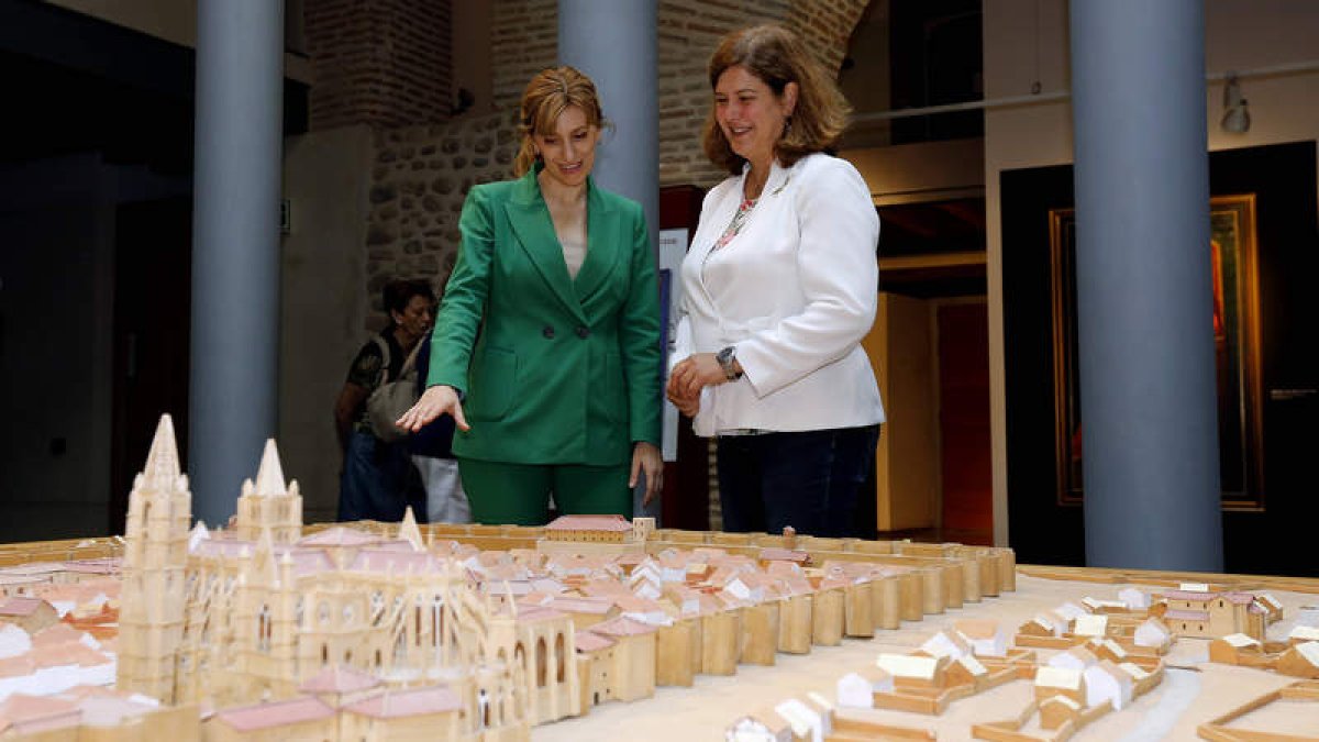 Mar Sancho y Margarita Torres, ayer en la exposición en el Palacio del Conde Luna. MARCIANO