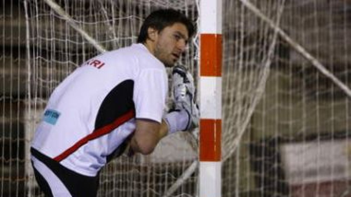 Igor Kos realiza estiramientos en el Palacio antes de iniciar una sesión de entrenamiento
