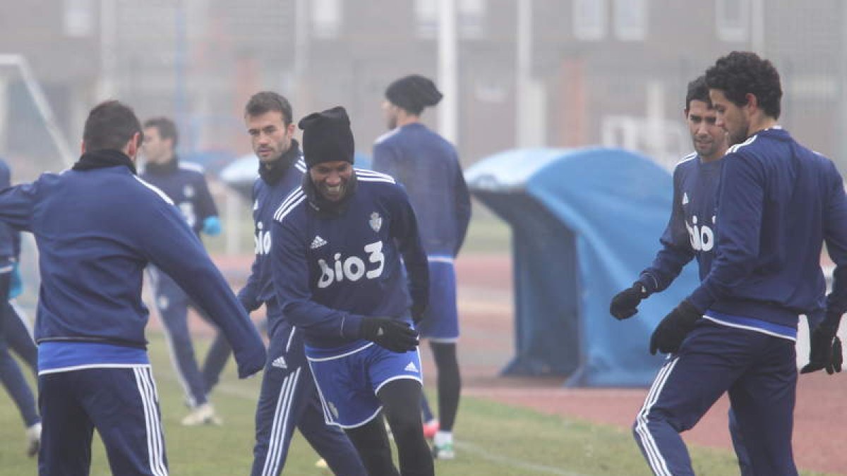 Helder (c) y Mateo (d), durante un entrenamiento de la Deportiva en el Colomán Trabado.