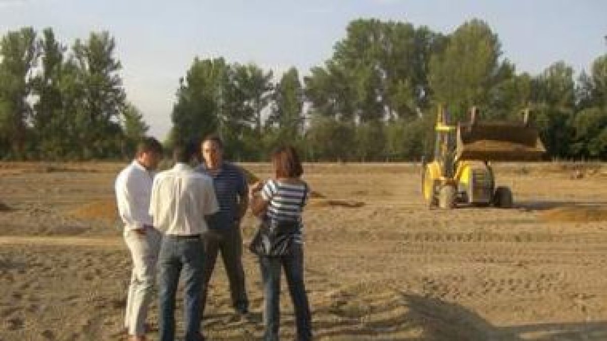 Viñuela de Celis, concejal de Deportes y Juventud, visitó las obras de la nueva área deportiva.