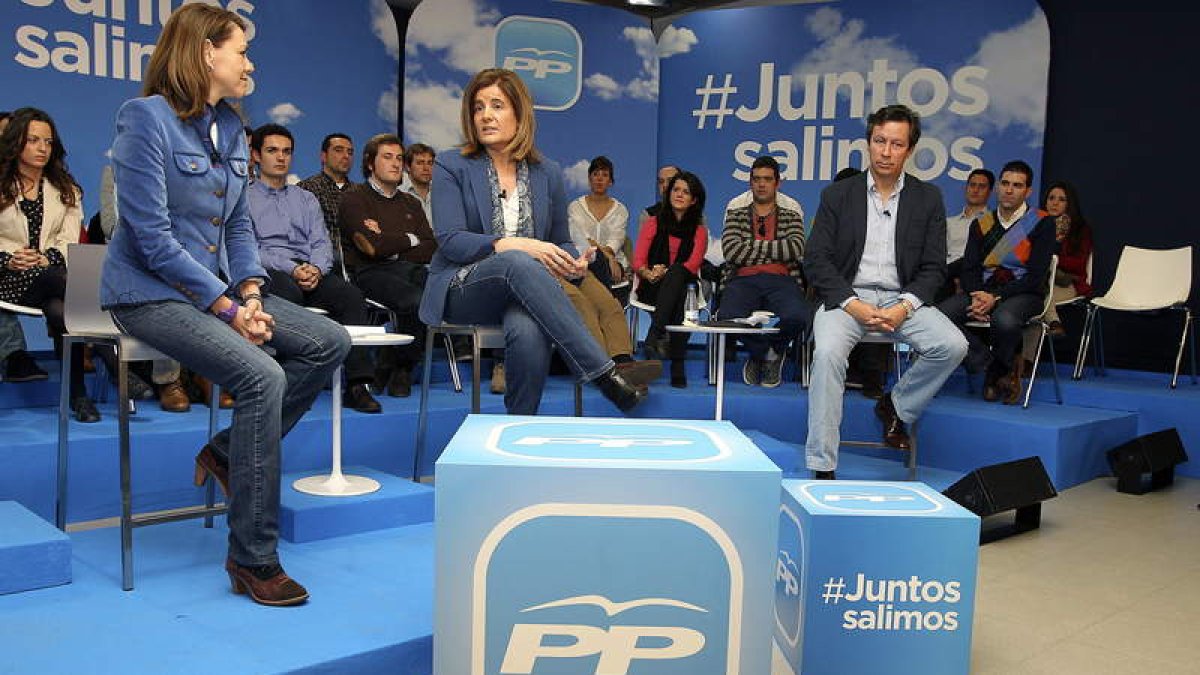 Cospedal, Báñez y Floriano ayer, durante el debate sobre jóvenes y empleo celebrado en Ciudad Real.