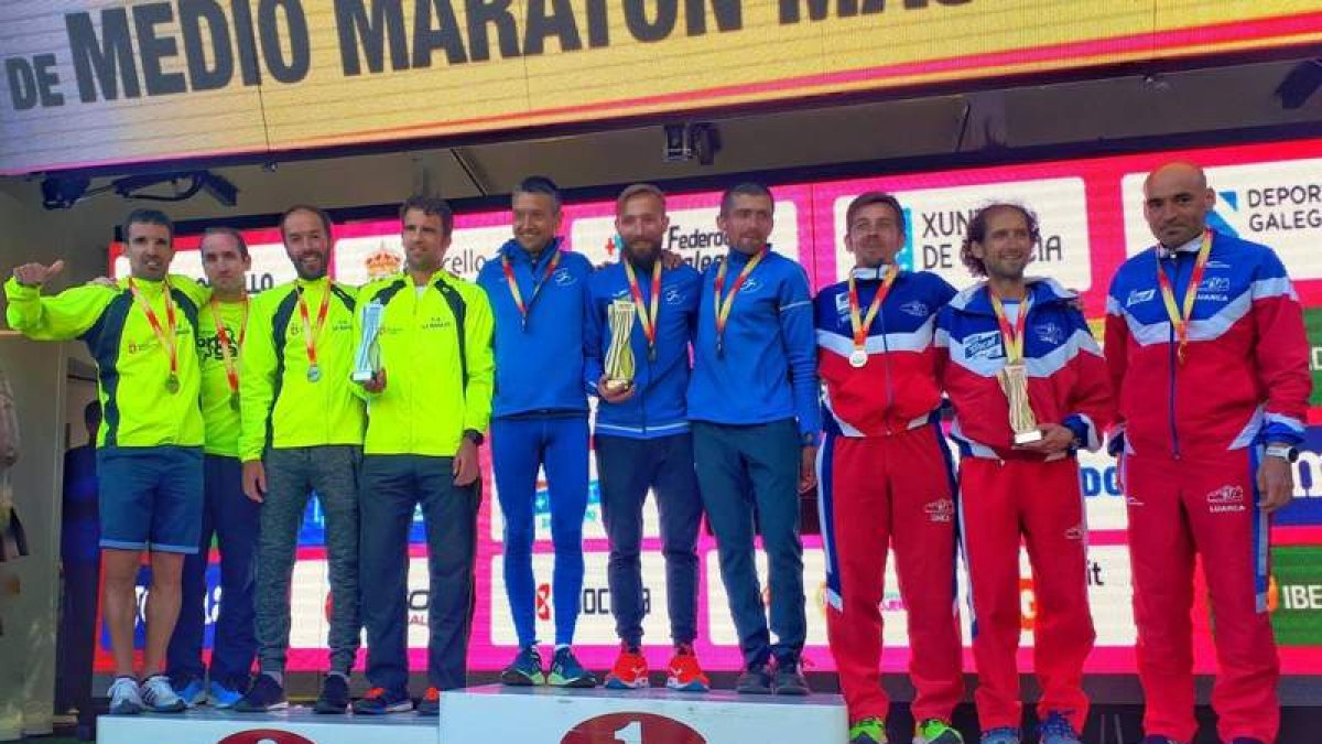 El CA La Bañeza (izquierda) se colgó la medalla de plata. DL