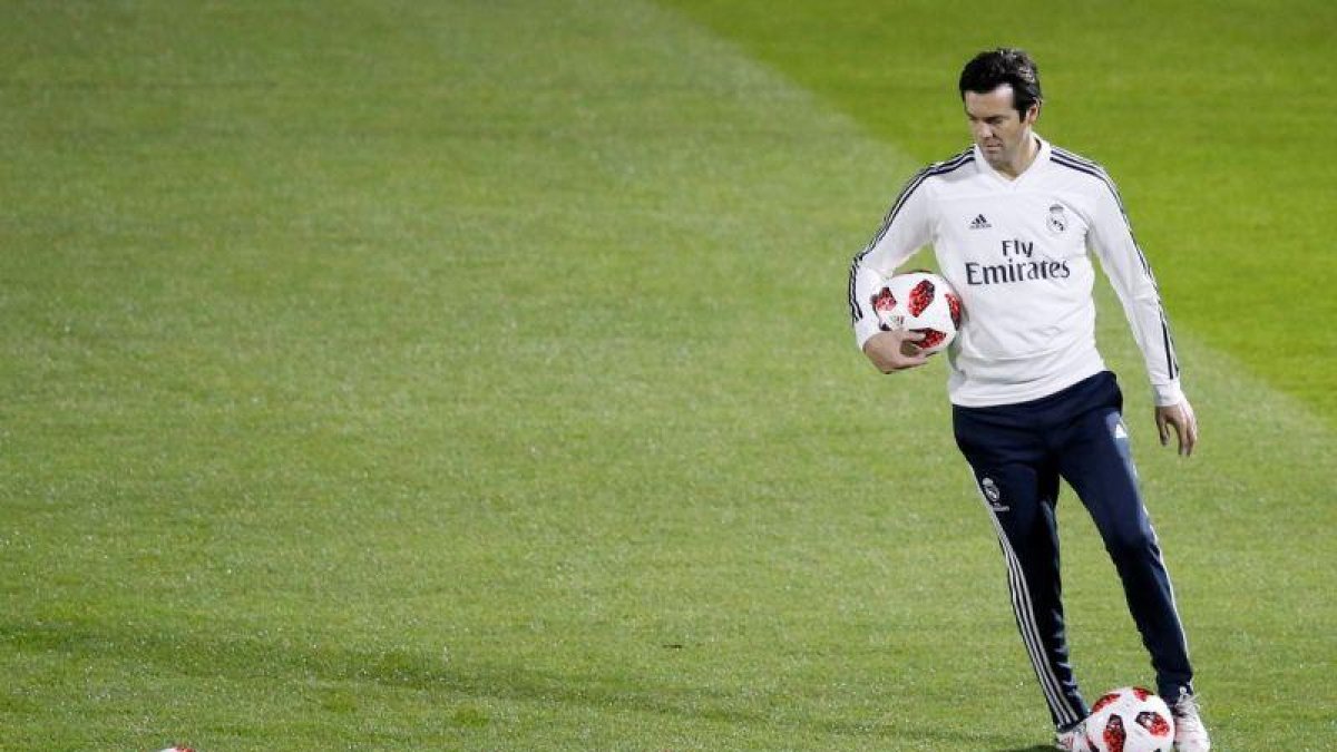 Santiago Solari, entrenador del Real Madrid, durante un entrenamiento en Abu Dabi.