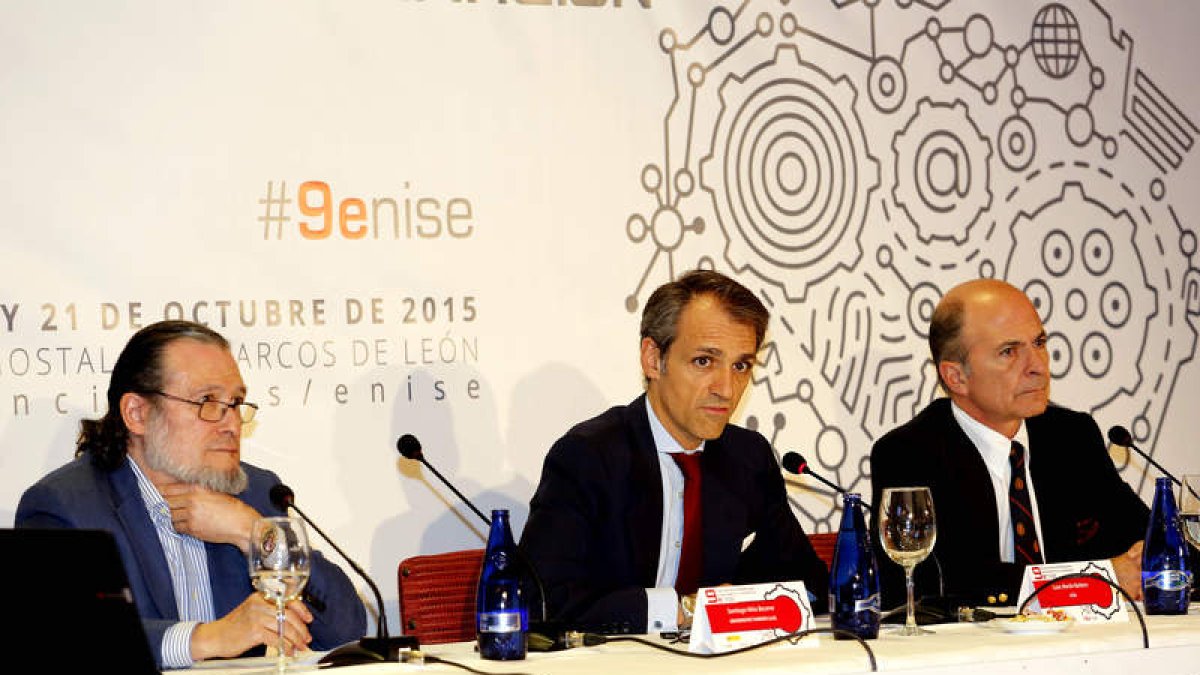 Santiago Niño Becerra, Isaac Martín Barbero y Carlos Rodríguez Braun, en la charla de ayer