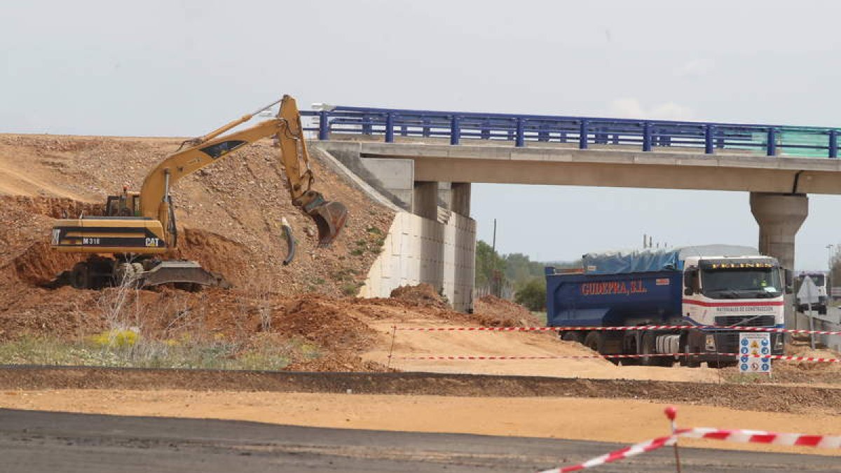 Obras de movimientos de tierra en torno a la A-60, ayer cerca del enlace de Santa Martas. RAMIRO
