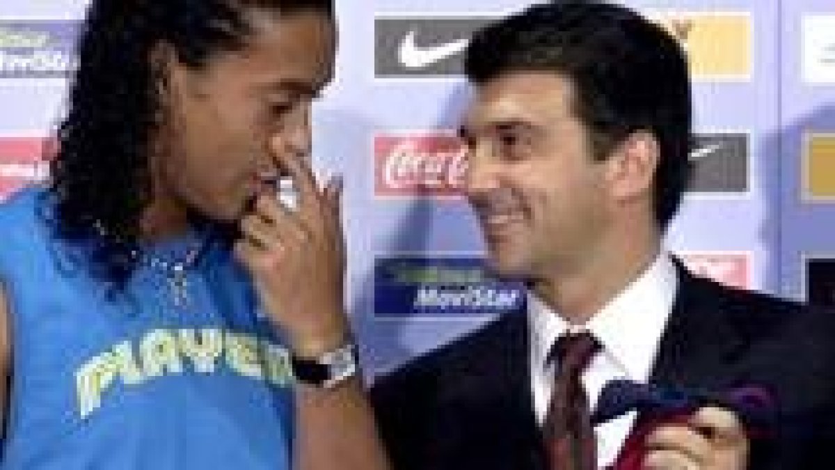 Joan Laporta muestra al nuevo ídolo del FC Barcelona una camiseta con el escudo del club azulgrana