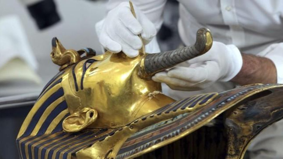 Imagen de la máscara de oro del faraón Tutankamón durante el proceso de restauración iniciado en el Museo Egipcio de El Cairo.