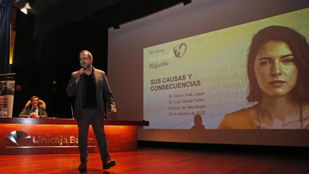 El neurólogo Adrián Ares durante la conferencia sobre la migraña en León.
