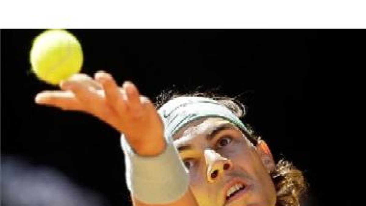 Nadal se prepara para realizar un saque