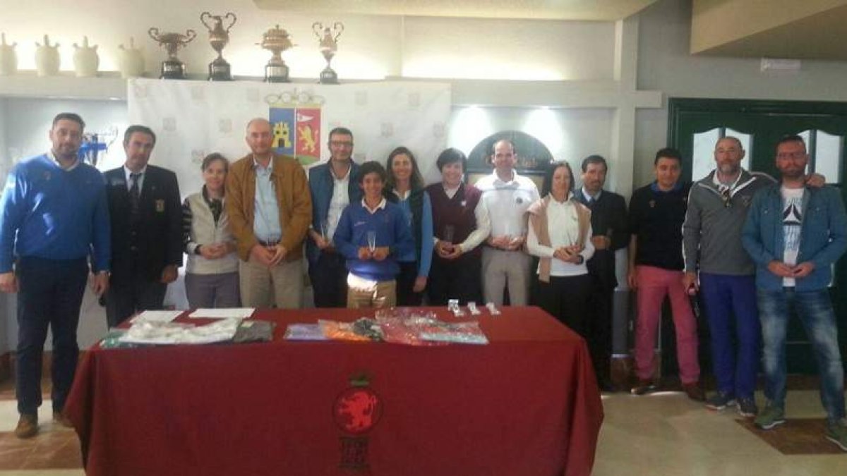 Los premiados en el campeonato provincial en la sede del León Club de Golf. DL