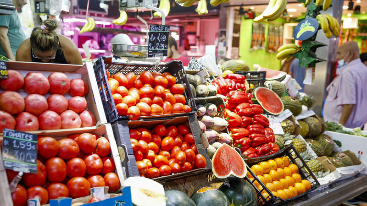 La cesta de la compra se ha encarecido por una inflación disparada. VICTOR CASADO