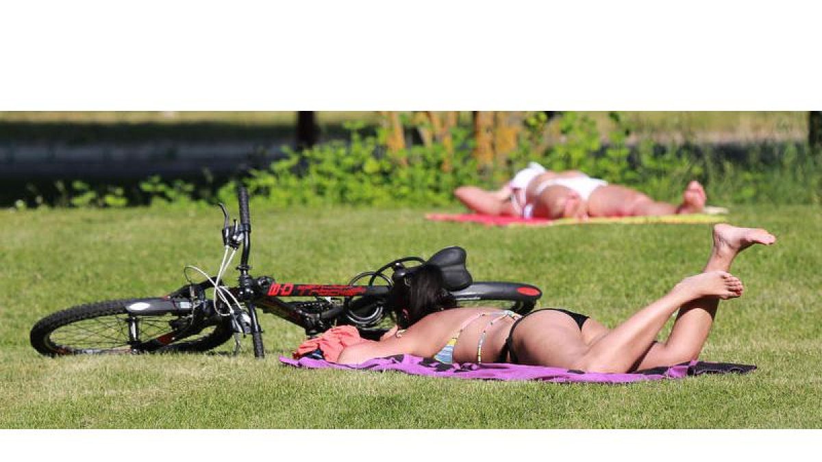 Tomar el sol sin las precauciones necesarias puede causar problemas en la piel, según los expertos. SECUNDINO PÉREZ