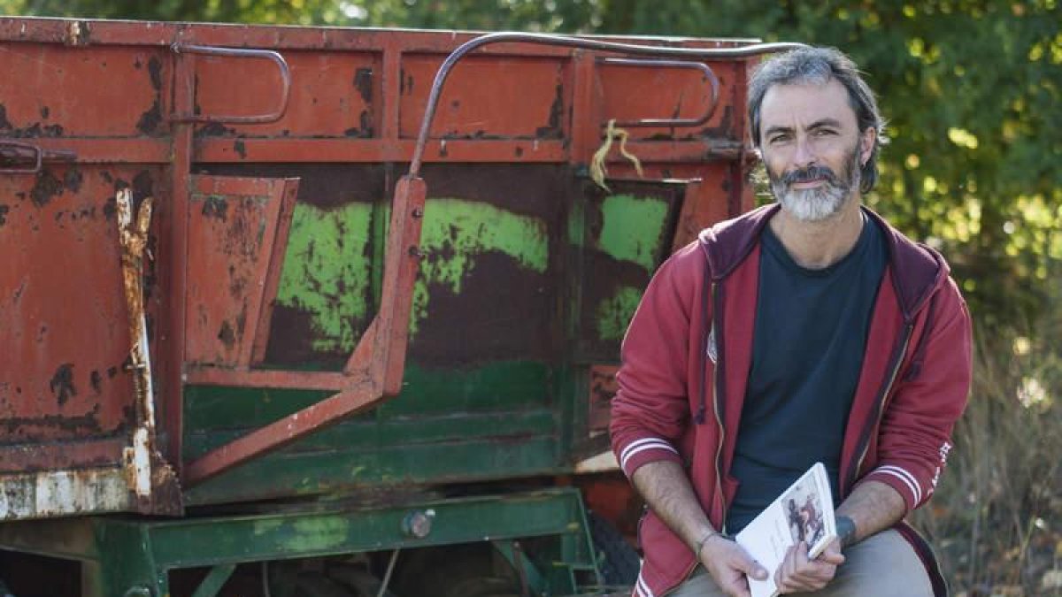 El novelista y diseñador gráfico Alberto Rodríguez Torices, en un rincón de Valdefresno.