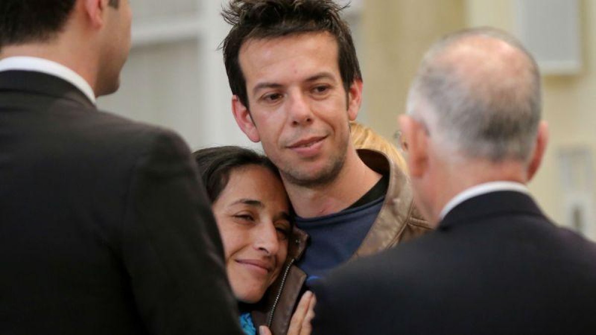 Miles de personas arropan a los padres de Gabriel Cruz en la capilla ardiente.