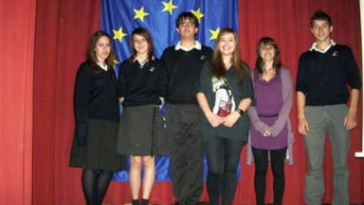 Un momento de la gala europea en el salón de actos del colegio Divina Pastora.