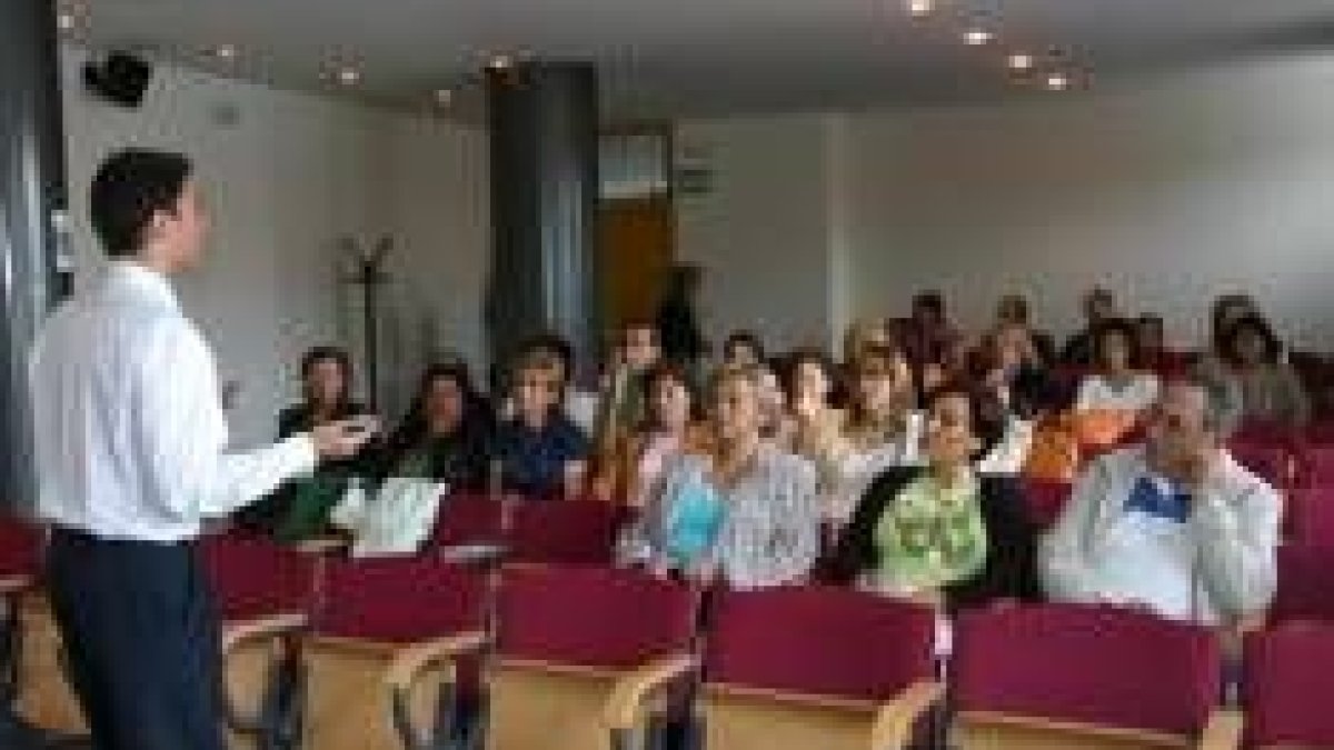 El especialista en comunicación Daniel Torralbo se dirigía ayer a los participantes en las jornadas