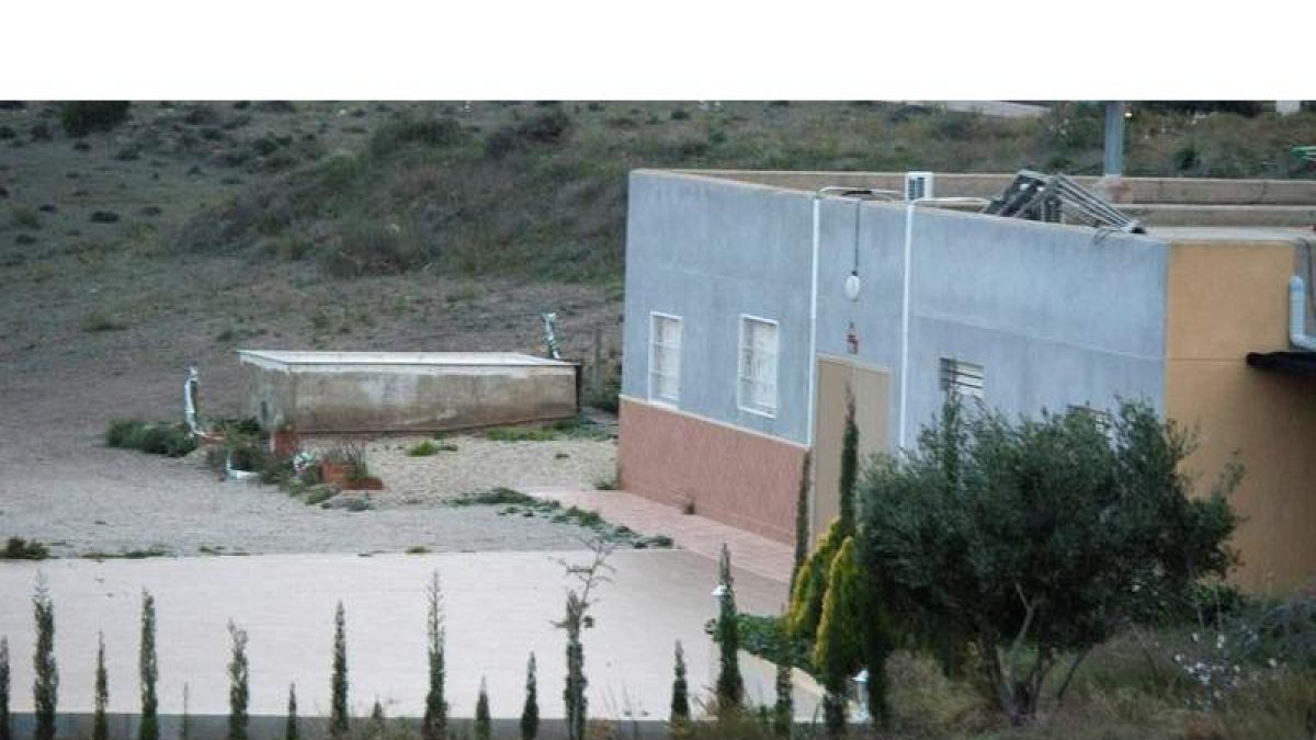 Pozo precintado por la Guardia Civil en el que podría haber estado el niño Gabriel Cruz, de ocho años. MIGUEL ÁNGEL MOLINA