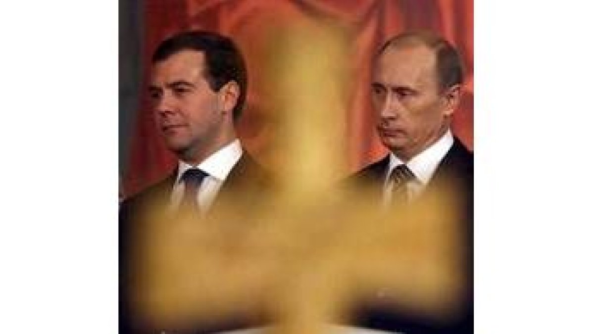 Medvédev será nombrado hoy y Putin (dcha) lo será mañana