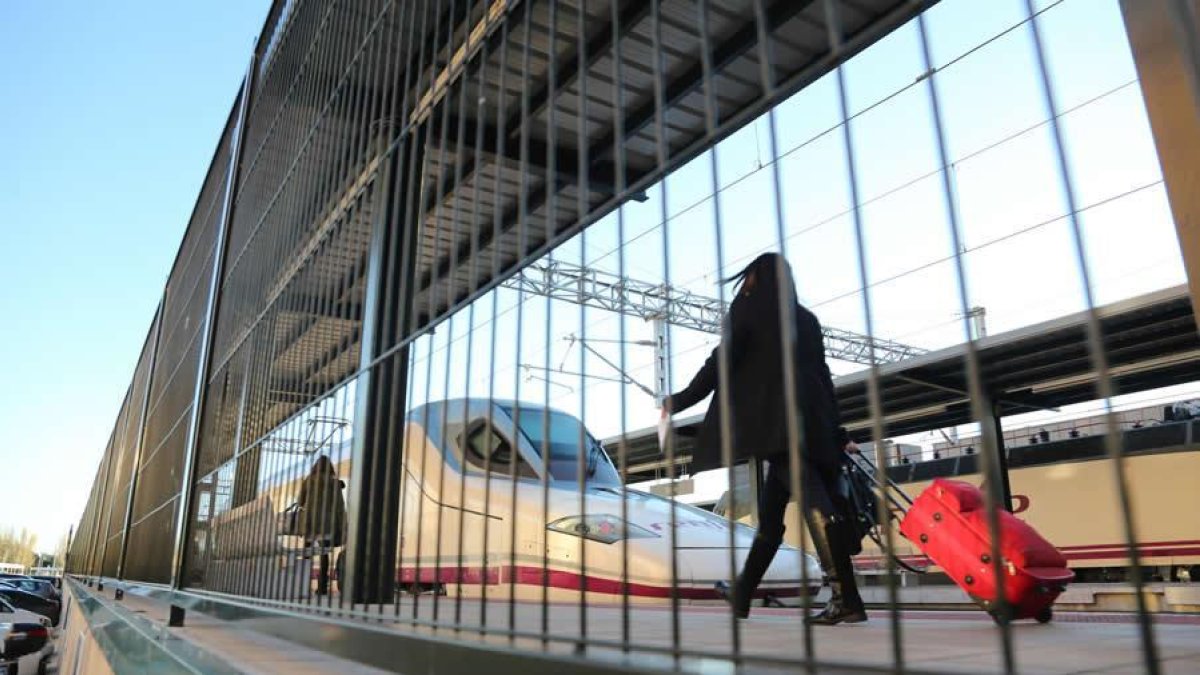 Usuarios del tren de Alta Velocidad en la estación de León.