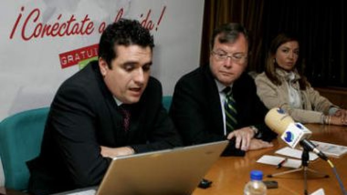 Ricardo Aller y Antonio Silván, durante la presentación del nuevo portal tutambien.es.