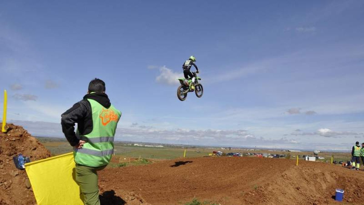 Uno de los voluntarios ayudando en una prueba de motocross en el circuito Los Cucharales. DL
