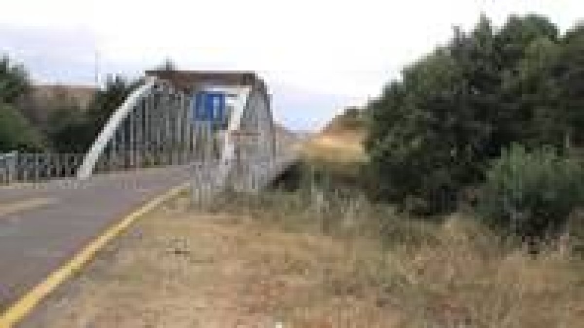 Imagen del puente de hierro de Sopeña que la plataforma vecinal exige conservar in situ