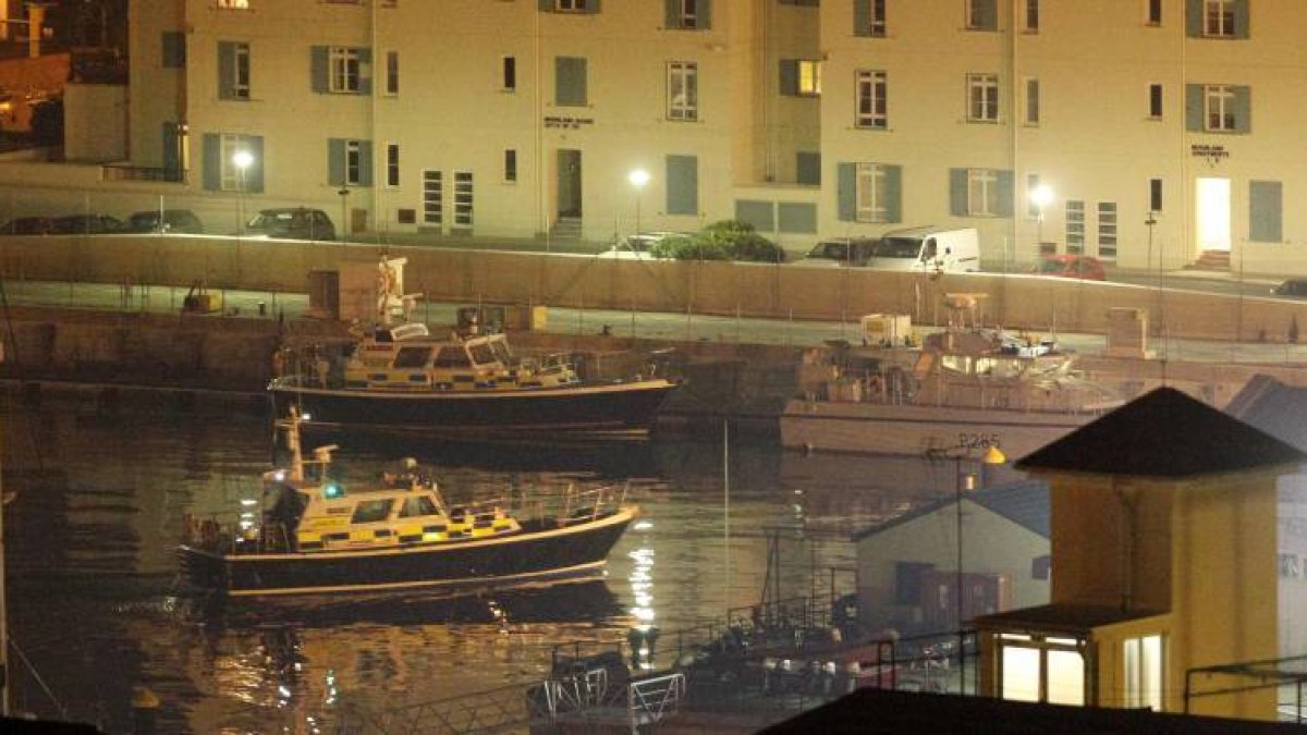 Dos botes de la policía vigilan el puerto de Gibraltar ante el conflicto con los pesqueros españoles.
