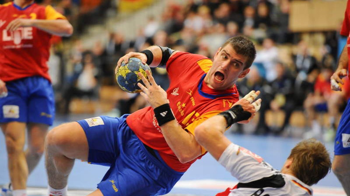 El pivote Julen Aguinagalde, en un partido con la selección española.