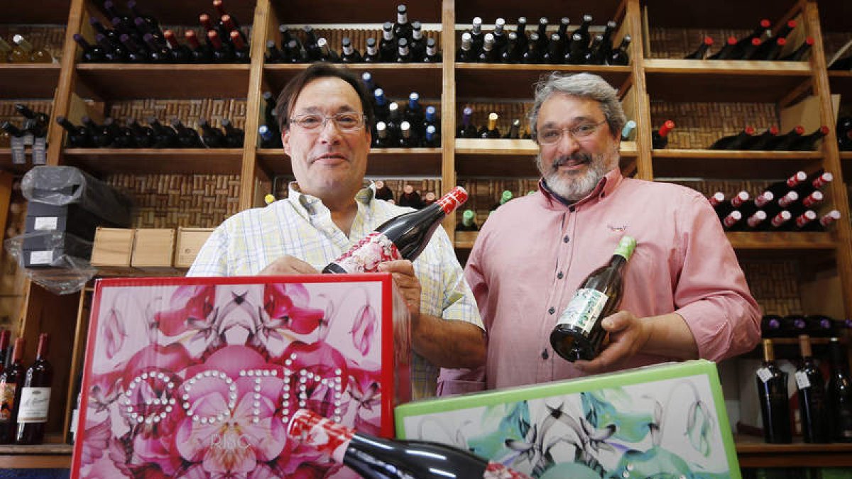 Los hermanos Miguel Ángel y Jesús Casares, en la vinoteca de República Argentina.